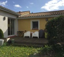 La terrasse arrière avec la façade remaniée: remplacement de la porte fenêtre et fenêtre de la cuisine par une baie vitrée à galandage.