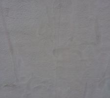Micro-fissures pignon Sud. Il y en a 4 qui correspondent aux jonctions des plaques fixées sur l'ossature en acier.