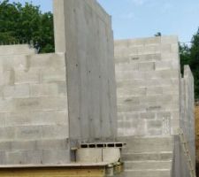 L'escalier est complétement décoffré pour le passage prévu de l'étancheur