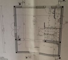 Photo du plan du rez de chaussée, le sud se trouve côté porte vitrée.