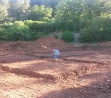 Les fouilles ... le terrassier peaufine les intersections à la pelle