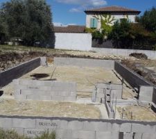 Elevation du vide sanitaire en parpaings banch&eacute;s