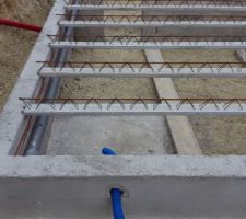 Pr&eacute;paration de la dalle du RDC mise en place des hourdis polystirene et ferraillage