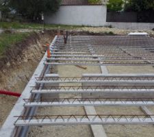 Préparation de la dalle du RDC mise en place des hourdis polystirene et ferraillage