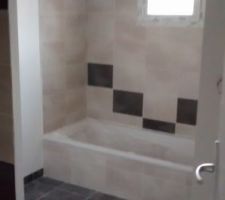 Voici la fameuse baignoire. Il faut vraiment être debout devant pour se rendre compte qu'elle est basse mais apparemment c'est l'installation traditionnelle de la mdc... Pas du tout convaincu...