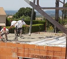 Ils commencent à couler le béton vibré