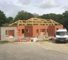 La structure se met en place