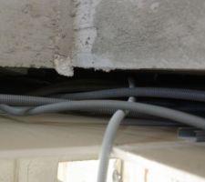Passage des gaines électriques dans les plafonds