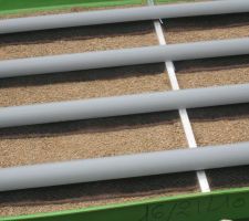 Protection des tuyaux d'épandage par des gouttières