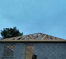 Travaux de couverture suspendu en entendant l intervention de ERDF pour isoler les câbles électrique qui passe au dessus de la maison, ils sont à moins de 3 mètres