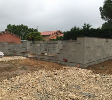 El&eacute;vation des murs en cours.