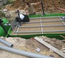 Installation des tuyaux d'épandage au deessus du filtre