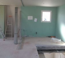 Cloisons contre les murs extérieurs avec ici les plaque spécifiques pour la salle de bain (anti-humidité).