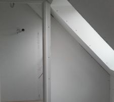 Vue du dressing , acces a la salle d'eau