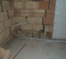 Au niveau du garage : tuyaux d'eau pour le chauffe eau thermo-dynamique et le lave linge.