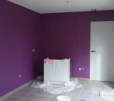 Premier couche de peinture prune sur deux mur et Laure coter blanc lin