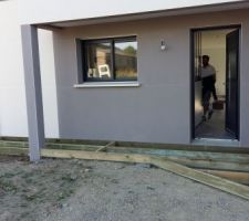 Devant la porte d'entrée la continuité de la terrasse
