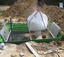 Déversement du sable dans le bac filtrant