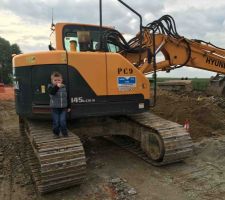 Mon fils sur la pelleteuse. Travaux de viabilisation compl&egrave;te de notre rue.
D&eacute;but des travaux : d&eacute;but mai, fin des travaux : fin juin... (sur la papier). Ce qui n'a pas emp&ecirc;ch&eacute; notre constructeur d'avancer pour l'instant.