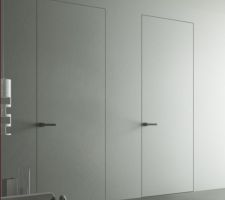 Portes invisibles laquées blanches (à fleur de mur, sans cadre et avec charnières invisibles)