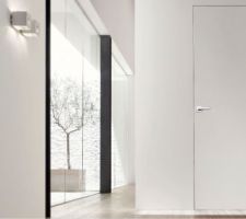 Portes invisibles laquées blanches (à fleur de mur, sans cadre et avec charnières invisibles)