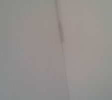 Une bande placo mal poser. Qui se décolle depuis le début