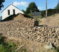 Début de l'installation du gabion