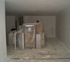 Pièce principale. Plafond fini.