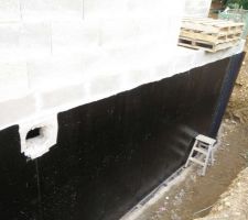 Couche 1 : le noir (l'enduit bitumineux) sur les les voiles bétons