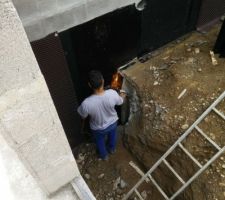 La soudure de la membrane se fait à chaud avec un chalumeau