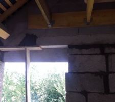 Reprise d'une fenêtre décalée de 50cm sur la droite (erreur de lecture de plan) le problème n'a été vu que maintenant et par moi ( :/ ) puisque les responsables n'avaient pas d'échelle lors des réunions.
Bref, c'est à refaire puisque le linteau est resté sur place (problème identifié par le conducteur de travaux).