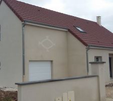 Façade avant, vue sur le motif au dessus du garage