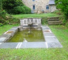 Pour notre terrain pentu, une idée de fontaine possible ( vu en Bretagne )