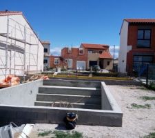 Arri&egrave;re c&ocirc;t&eacute; jardin: piscine, cuisine d'&eacute;t&eacute; &agrave; gauche c&ocirc;t&eacute; mur voisin