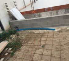 Évacuation des eaux usés qui fait tout le long côté jardin