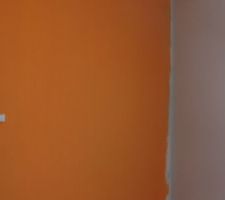 Première couche partout pour voir les défauts etc...Ici, le Gris Séoul en remplacement du blanc et l'orange de la chambre de ma fille...