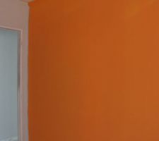 Première couche partout pour voir les défauts etc...Ici, le Gris Séoul en remplacement du blanc et l'orange de la chambre de ma fille...