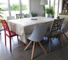 Chaises de jardin dans la salle à manger