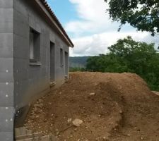 Remise a niveau de la terre autour de la maison