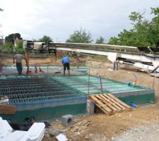 2- ils étalent les 10 cm de béton
