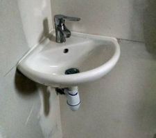 Petit lave main des toilettes du RDC
