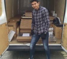 Grand Ado1 prêt à décharger une tonne de meubles. (900kgs à vrai dire)
Soient 5 dressings, les meubles de salle de bain.
