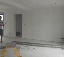 Vue de l'entr&eacute;e. Premi&egrave;re impression (sous couche)