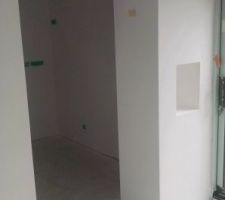 Entr&eacute;e de la cuisine avec petite niche, genre pour poser une pinte.