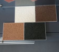 Crépi weber blanc 001 avec bicoloration brun tavaillon 665 (à droite) et brun liège 296 (à gauche)
+ gris des gouttières et des fenêtres