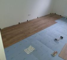 Posage du parquet en cours ...