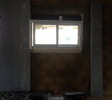 La fen&ecirc;tre de la cuisine.Le robinet de l'&eacute;vier arrivera pile-poil au milieu de la fen&ecirc;tre