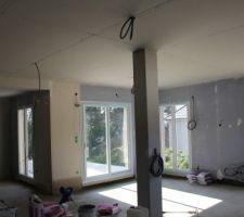 Voil&agrave; l'ensemble des fen&ecirc;tres du salon-cuisine.Bel espace de 58 m2