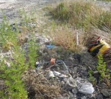 Le terrain est propre en comparaison de ce qu'il était encore il y a peu de temps. On est passé enlevé quelques clous (environ 3kg pour 50% du restant de palettes brulées sur le terrain). Une borne a été arrachée et encore quelques restes...