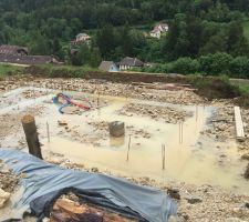 Voilà une semaine qu'il ne s'est rien passé et en une semaine de pluie notre chantier c'est transformé en piscine, le 17 juin 2016 voilà a quoi il ressemble